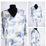 Elegancka Bluzka z Dekoltem V – Abstrakcyjny Wzór Blue & Grey