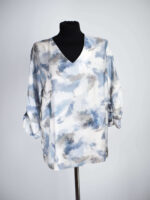 Elegancka Bluzka z Dekoltem V – Abstrakcyjny Wzór Blue & Grey - obrazek 3