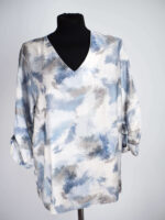 Elegancka Bluzka z Dekoltem V – Abstrakcyjny Wzór Blue & Grey - obrazek 2