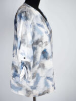 Elegancka Bluzka z Dekoltem V – Abstrakcyjny Wzór Blue & Grey - obrazek 4