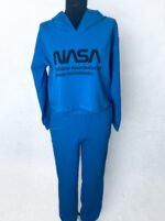 Stylowy komplet dresowy z nadrukiem NASA: Krótka bluza z kapturem + Spodnie – Kolor Jeansowy - obrazek 2